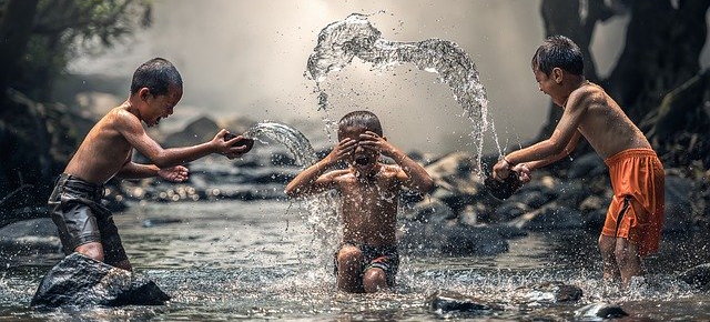 Hrající si a cákající děti ve vodě